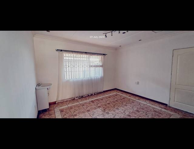 6 BEDROOM FREESTANDING FOR SALE IN MOUNTAIN RISE